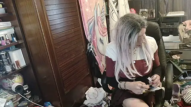 Snapshot of Ombeline1 chatting on April 10, 8:08 am Ombeline1 online show from April 10, 8:08 am