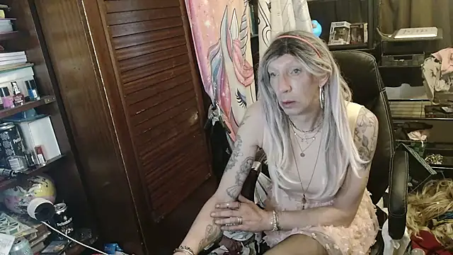 Snapshot of Ombeline1 chatting on April 11, 5:56 am Ombeline1 online show from April 11, 5:56 am