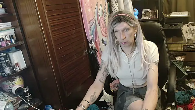 Snapshot of Ombeline1 chatting on April 12, 1:21 am Ombeline1 online show from April 12, 1:21 am