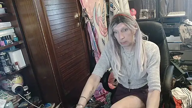 Snapshot of Ombeline1 chatting on April 14, 12:44 pm Ombeline1 online show from April 14, 12:44 pm