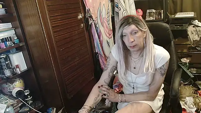 Snapshot of Ombeline1 chatting on April 15, 1:12 am Ombeline1 online show from April 15, 1:12 am