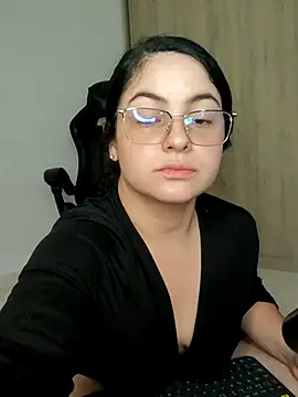 Lia Hurley online show from May 30, 8:50 pm