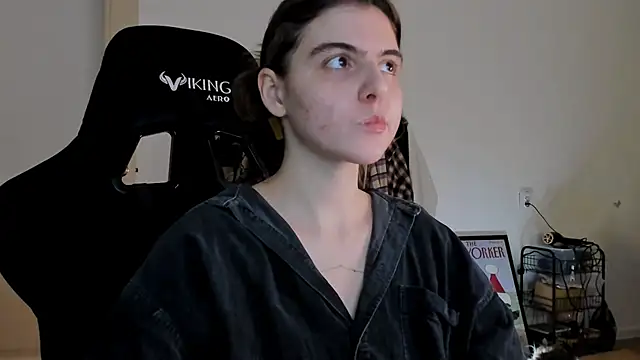 Snapshot of emmamurrr chatting on December 22, 2:06 pm emmamurrr online show from December 22, 2:06 pm