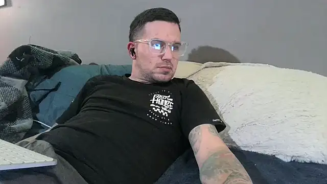 Snapshot of bigcocktat2dude603 chatting on December 4, 9:57 pm bigcocktat2dude603 online show from December 4, 9:57 pm