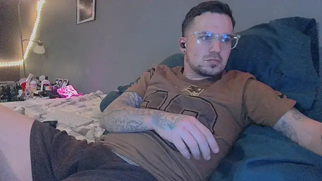 Snapshot of bigcocktat2dude603 chatting on December 28, 2:10 pm bigcocktat2dude603 online show from December 28, 2:10 pm