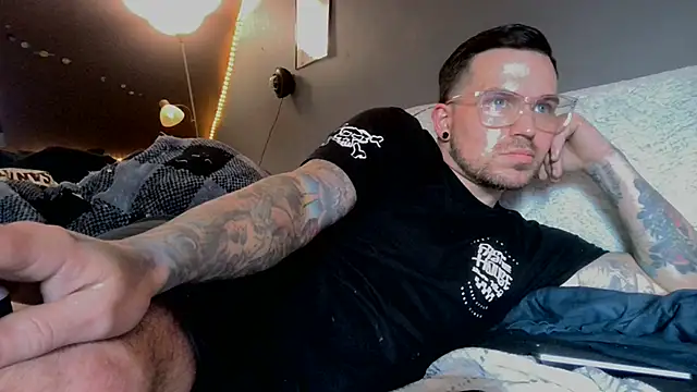 Snapshot of bigcocktat2dude603 chatting on March 21, 8:18 pm bigcocktat2dude603 online show from March 21, 8:18 pm