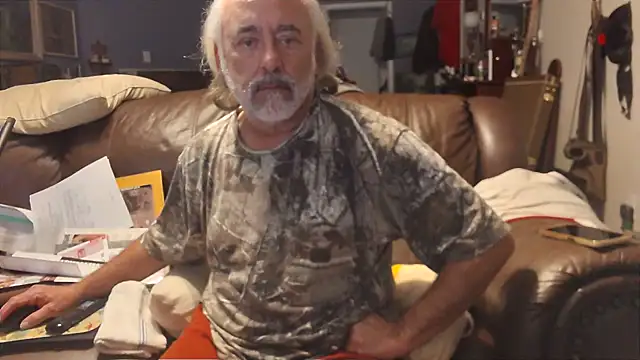 Snapshot of PincheDave4u chatting on December 30, 12:32 am PincheDave4u online show from December 30, 12:32 am