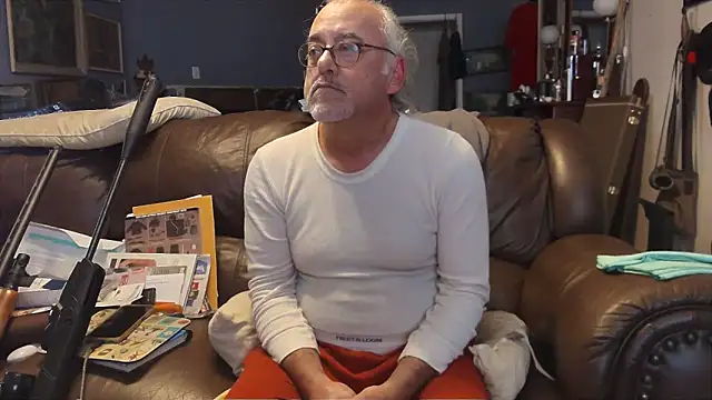 Snapshot of PincheDave4u chatting on January 2, 10:33 pm PincheDave4u online show from January 2, 10:33 pm