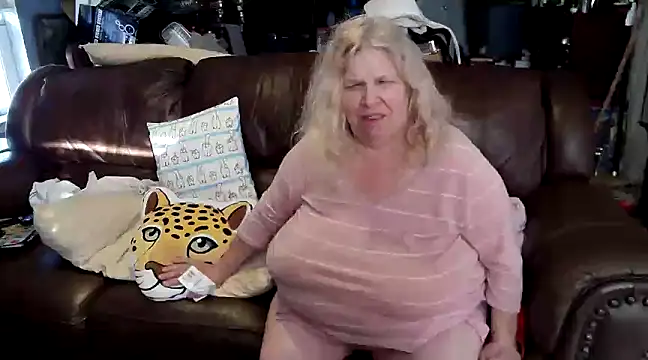 Snapshot of PincheDave4u chatting on February 15, 10:21 pm PincheDave4u online show from February 15, 10:21 pm