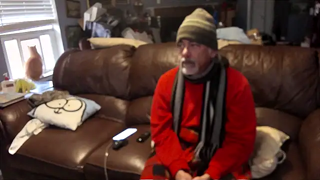 Snapshot of PincheDave4u chatting on February 18, 10:47 pm PincheDave4u online show from February 18, 10:47 pm