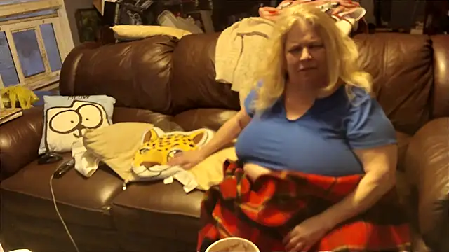 Snapshot of PincheDave4u chatting on February 22, 12:27 am PincheDave4u online show from February 22, 12:27 am