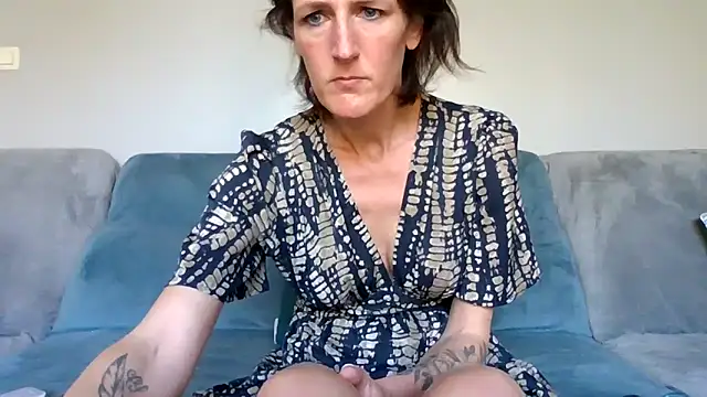 Snapshot of couplesensuel20 chatting on April 4, 9:51 am couplesensuel20 online show from April 4, 9:51 am