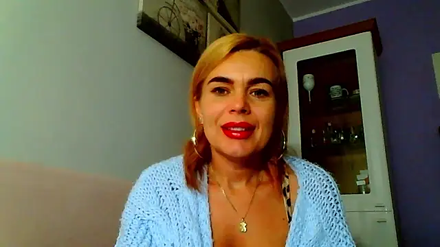 Snapshot of DESIREjenny chatting on December 4, 8:01 am DESIREjenny online show from December 4, 8:01 am