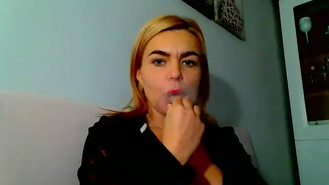 Snapshot of DESIREjenny chatting on December 9, 12:19 pm DESIREjenny online show from December 9, 12:19 pm