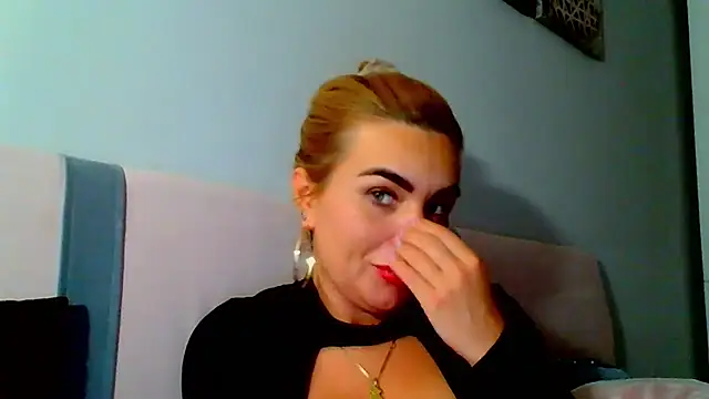 Snapshot of DESIREjenny chatting on December 10, 12:05 pm DESIREjenny online show from December 10, 12:05 pm