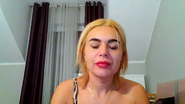 Snapshot of DESIREjenny chatting on December 13, 8:09 am DESIREjenny online show from December 13, 8:09 am