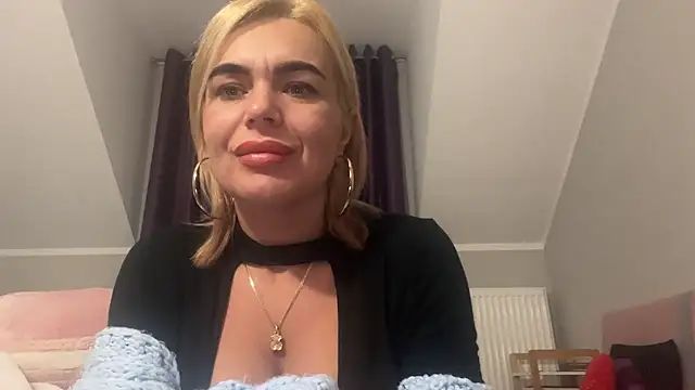 Snapshot of DESIREjenny chatting on December 16, 8:09 am DESIREjenny online show from December 16, 8:09 am