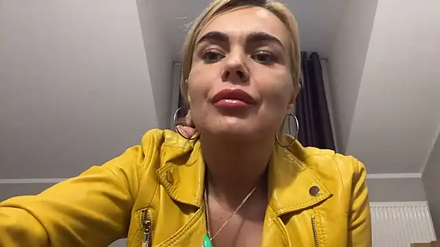 Snapshot of DESIREjenny chatting on January 24, 11:37 am DESIREjenny online show from January 24, 11:37 am