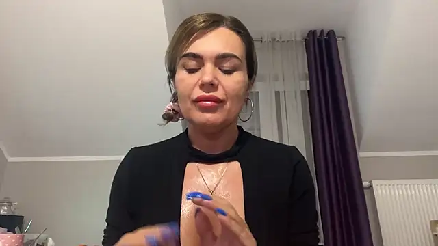 Snapshot of DESIREjenny chatting on February 14, 8:52 am DESIREjenny online show from February 14, 8:52 am