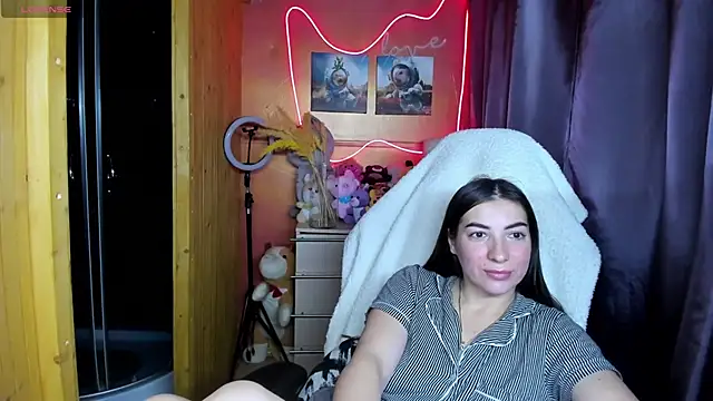 Fiery Brunette  online show from November 29, 6:05 am