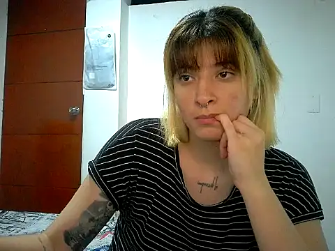 Snapshot of Mia_foster1 chatting on May 14, 2:07 am Mia foster1 online show from May 14, 2:07 am