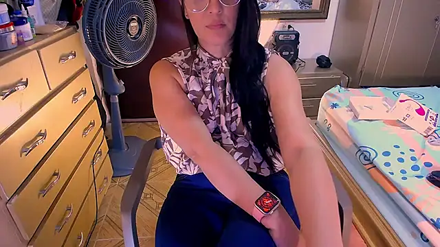 Snapshot of BitterMomXxx chatting on December 5, 3:48 am BitterMomXxx online show from December 5, 3:48 am