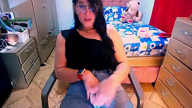 Snapshot of BitterMomXxx chatting on February 8, 1:11 am BitterMomXxx online show from February 8, 1:11 am