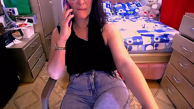 Snapshot of BitterMomXxx chatting on February 9, 2:17 am BitterMomXxx online show from February 9, 2:17 am