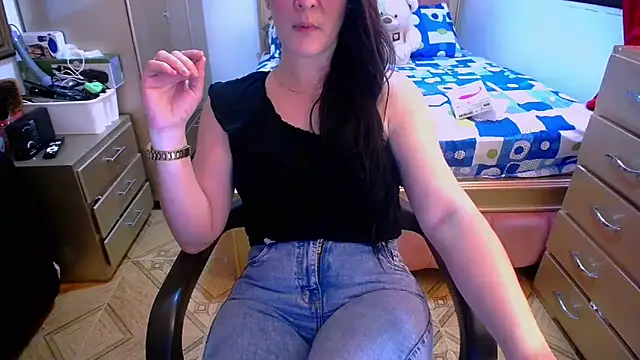 Snapshot of BitterMomXxx chatting on February 13, 3:03 pm BitterMomXxx online show from February 13, 3:03 pm