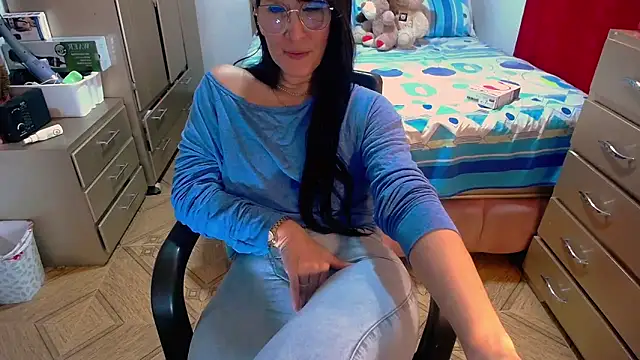 Snapshot of BitterMomXxx chatting on February 26, 2:59 am BitterMomXxx online show from February 26, 2:59 am