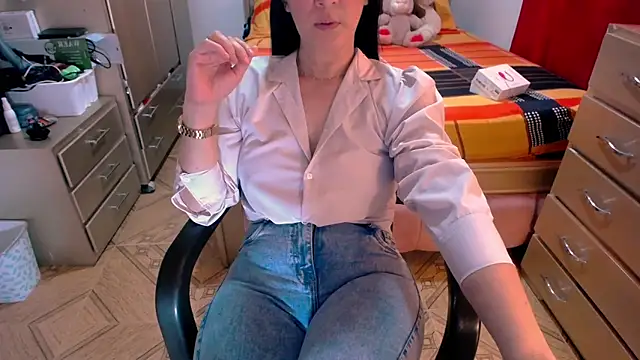 Snapshot of BitterMomXxx chatting on March 11, 2:18 pm BitterMomXxx online show from March 11, 2:18 pm