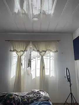 Snapshot of hannahb-e chatting on November 23, 1:55 pm hannahb-e online show from November 23, 1:55 pm