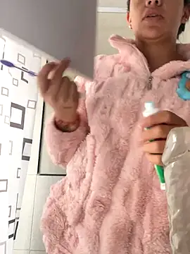 Snapshot of hannahb-e chatting on November 24, 1:11 pm hannahb-e online show from November 24, 1:11 pm