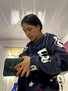 Snapshot of hannahb-e chatting on December 1, 6:13 pm hannahb-e online show from December 1, 6:13 pm