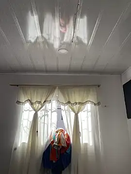 Snapshot of hannahb-e chatting on December 17, 2:01 pm hannahb-e online show from December 17, 2:01 pm