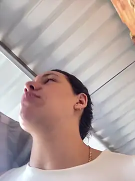 Snapshot of hannahb-e chatting on December 18, 1:50 pm hannahb-e online show from December 18, 1:50 pm