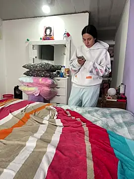 Snapshot of hannahb-e chatting on January 14, 2:44 pm hannahb-e online show from January 14, 2:44 pm