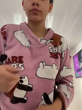 hannahb-e online show from April 1, 1:52 pm