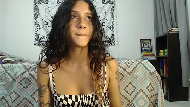 AlinaWoolf  online show from December 11, 2:52 am