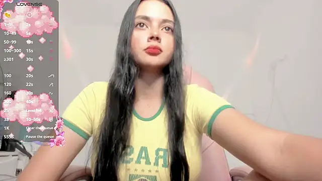 Snapshot of Sarah_angell chatting on July 1, 12:56 am Sarah angell online show from July 1, 12:56 am