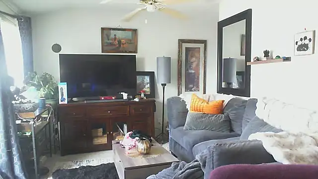 Snapshot of CeceilaMoon chatting on February 16, 5:53 pm CeceilaMoon online show from February 16, 5:53 pm