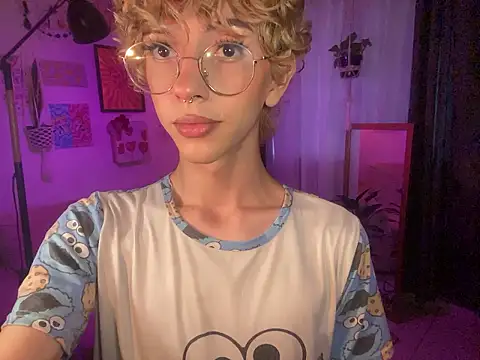 lyamthommpson online show from March 18, 8:23 pm