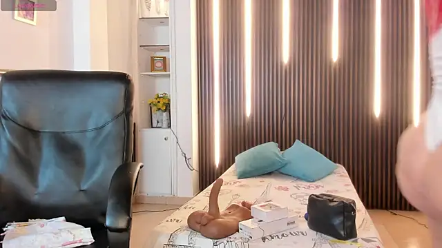 victoria mooree online show from October 18, 4:41 pm