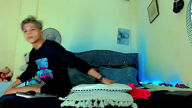 Liamscott  online show from April 7, 7:25 pm