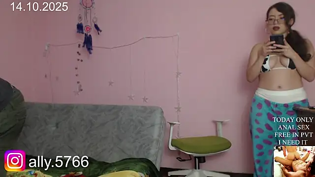 Snapshot of CoreAlejito chatting on October 15, 12:11 am CoreAlejito online show from October 15, 12:11 am