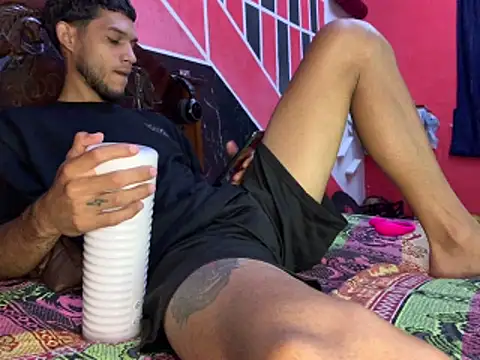 Snapshot of tanned_boy chatting on April 7, 4:40 pm tanned boy online show from April 7, 4:40 pm