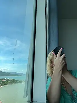 EmmaInLove23 online show from October 23, 2:11 am