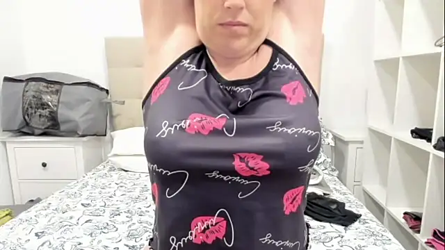 Snapshot of emmita69_ chatting on November 17, 10:37 pm emmita69 online show from November 17, 10:37 pm