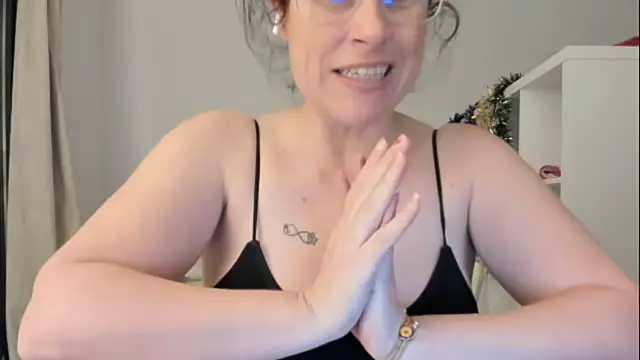 Snapshot of emmita69_ chatting on December 3, 5:04 am emmita69 online show from December 3, 5:04 am