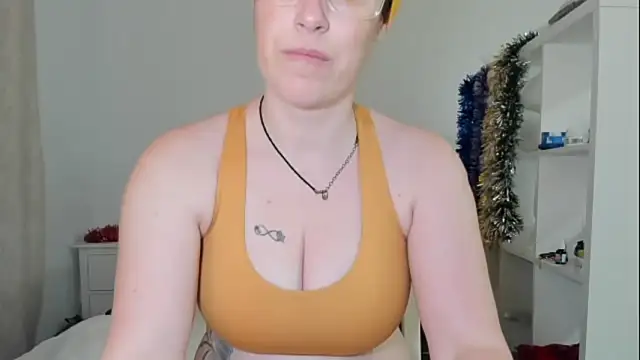 Snapshot of emmita69_ chatting on December 18, 4:40 am emmita69 online show from December 18, 4:40 am